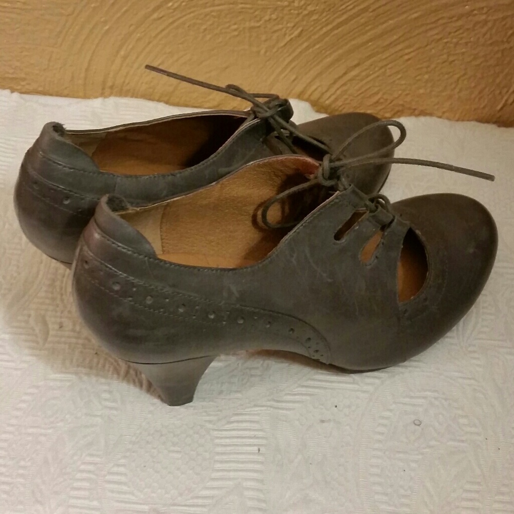 Leather pumps.